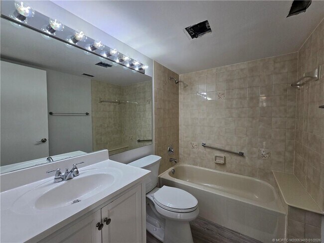 Building Photo - 2114 SW Silver Pine Way