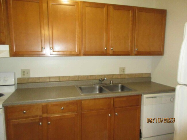 Building Photo - Available Mid-Late September 2025 Remodele...