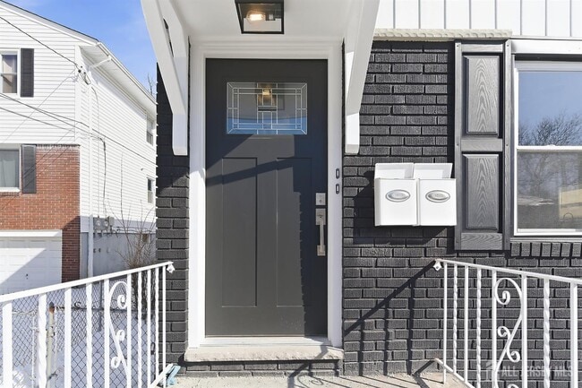 Building Photo - 19 Evelyn Ct