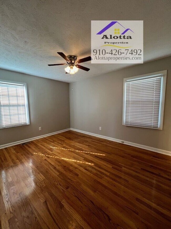 Building Photo - 3662 Golfview Rd