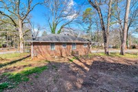 Building Photo - 3 Bedroom 1 Full Bath Brick home!