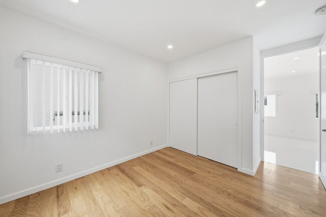 Building Photo - 220 39th St