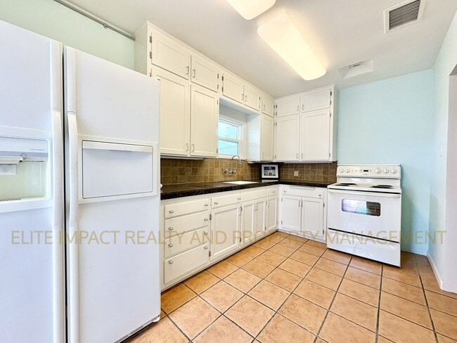 Building Photo - 1723 N Desmond Ln