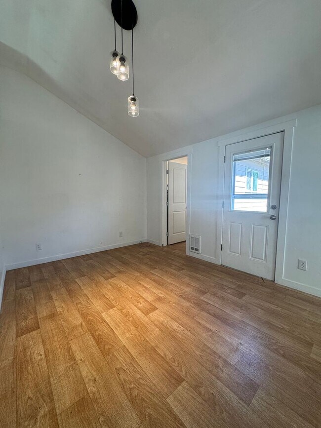 Building Photo - PET FRIENDLY FULLY FENCED