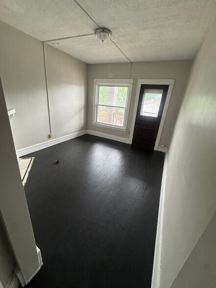Building Photo - 1811 Lakeview Rd