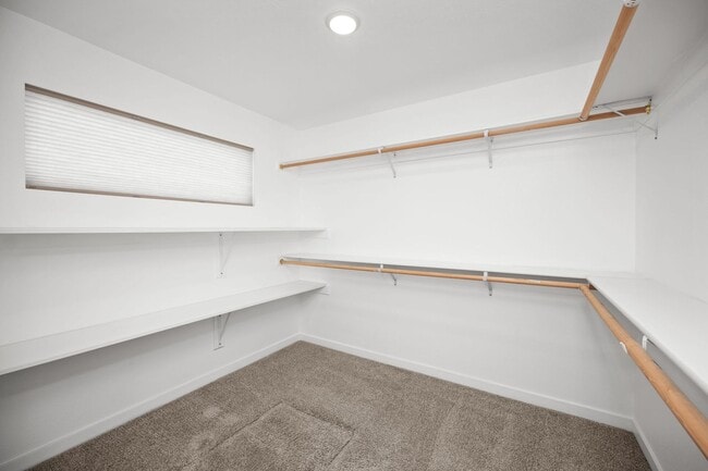 Building Photo - BEAUTIFUL Spacious Modern Grandview Single Level Home!