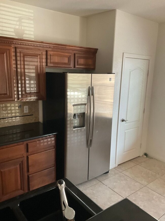 Building Photo - Upgraded 3-Bed, 3-Bath Home – All En-Suite...