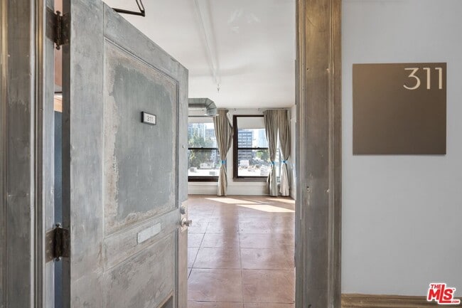 Building Photo - 108 W 2nd St