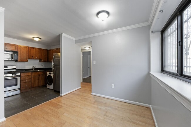 Building Photo - Spacious, Recently Renovated 1 Bedroom!