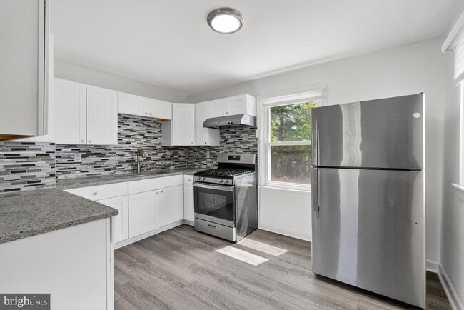 Building Photo - 5831 33rd Ave