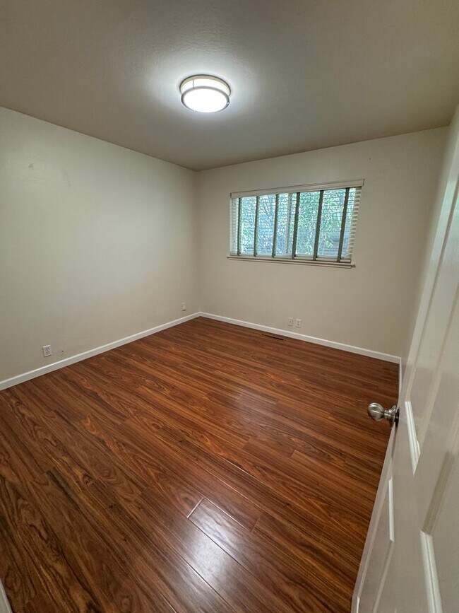 Building Photo - Charming 3 Bedroom / 2 Bathroom Home