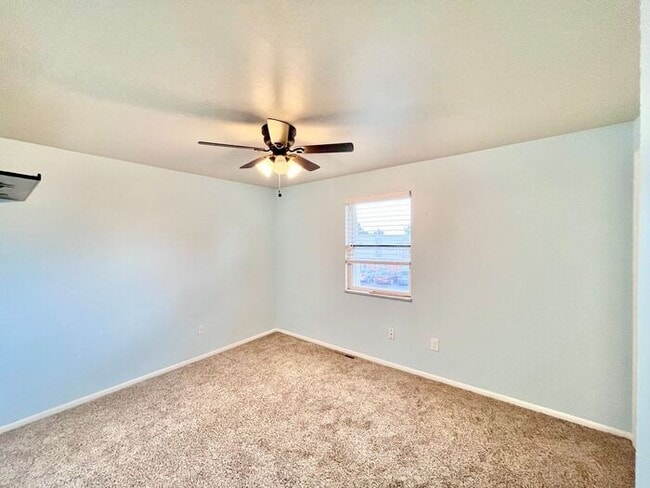 Building Photo - Townhome in Central Windsor!