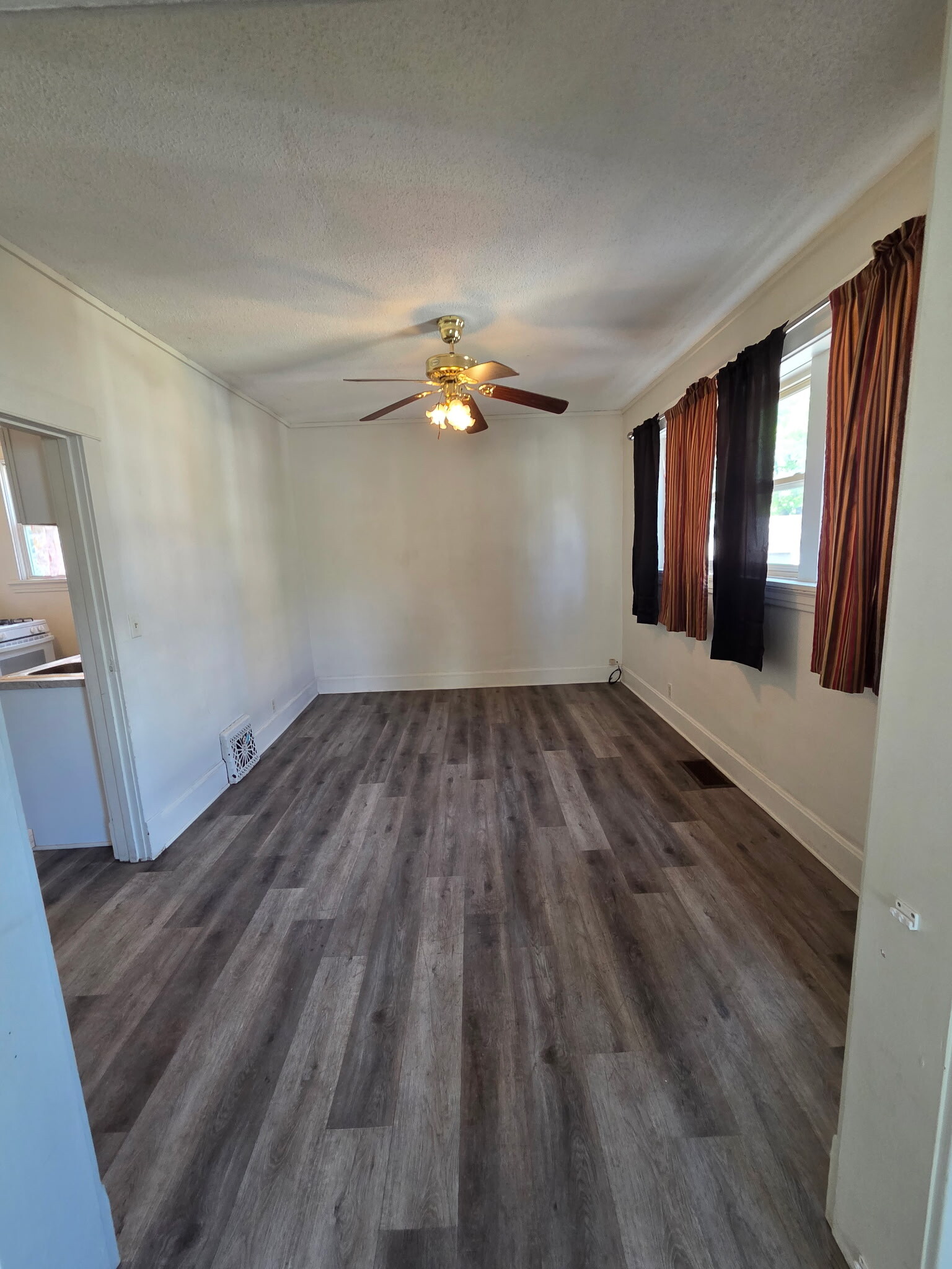 Dining room - 317 E Spring St