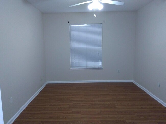 Building Photo - 10550 Baymeadows Rd