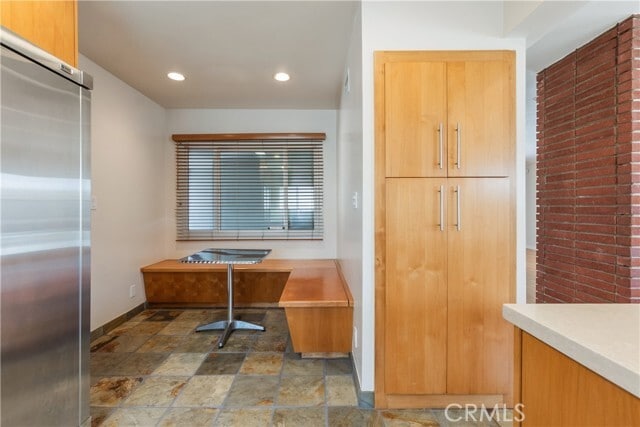 Building Photo - 828 Stevely Ave