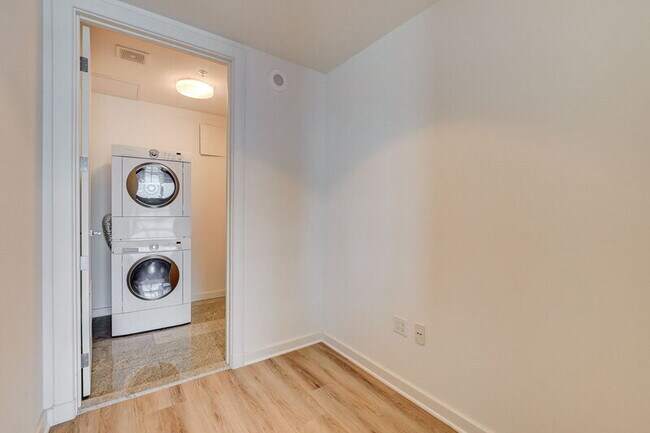 Building Photo - 4471 Dean Martin Dr