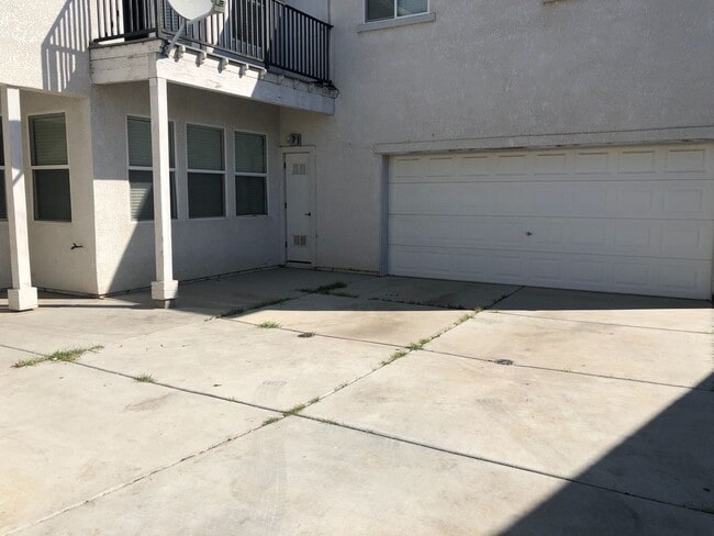 Building Photo - Huge 4 Bedroom + Loft 3 Bath Home for Rent!