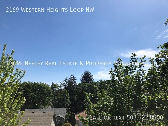 Building Photo - West Salem Home with Great Views!