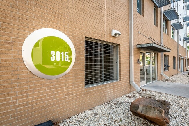 Building Photo - 1 Bedroom, 1 Bath Condo!