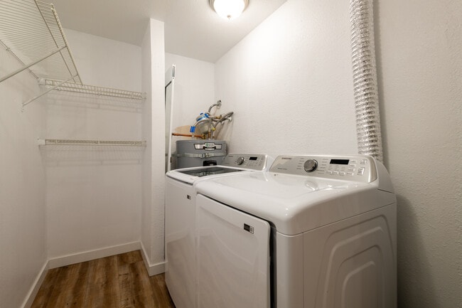 Building Photo - 938 E 65th St