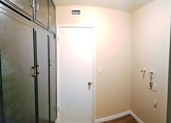 Building Photo - Spacious 3 Bedroom Home with Yard –Available! Ask About Our Move-In Special!