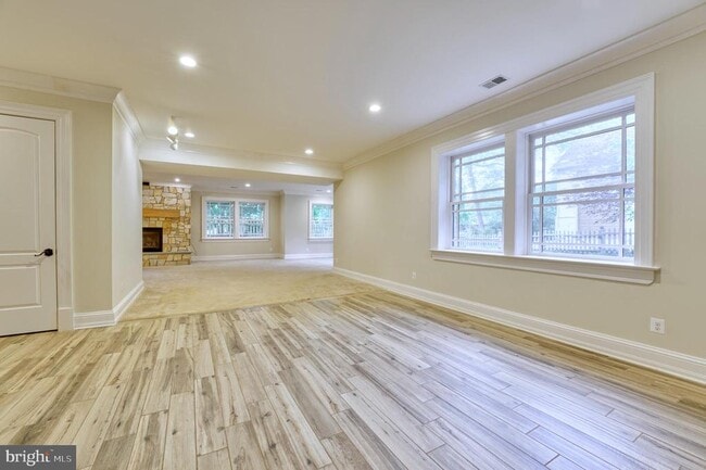 Building Photo - 6506 Divine St