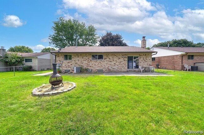 Building Photo - 41415 Harvard Dr