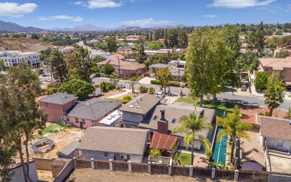 Building Photo - 1762 Los Feliz Dr