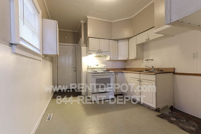 Building Photo - 21 E Tennessee St