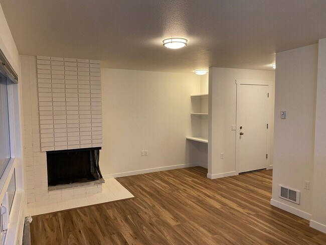 Building Photo - Updated 2bed/1bath Apartment in Prime Redmond Location!