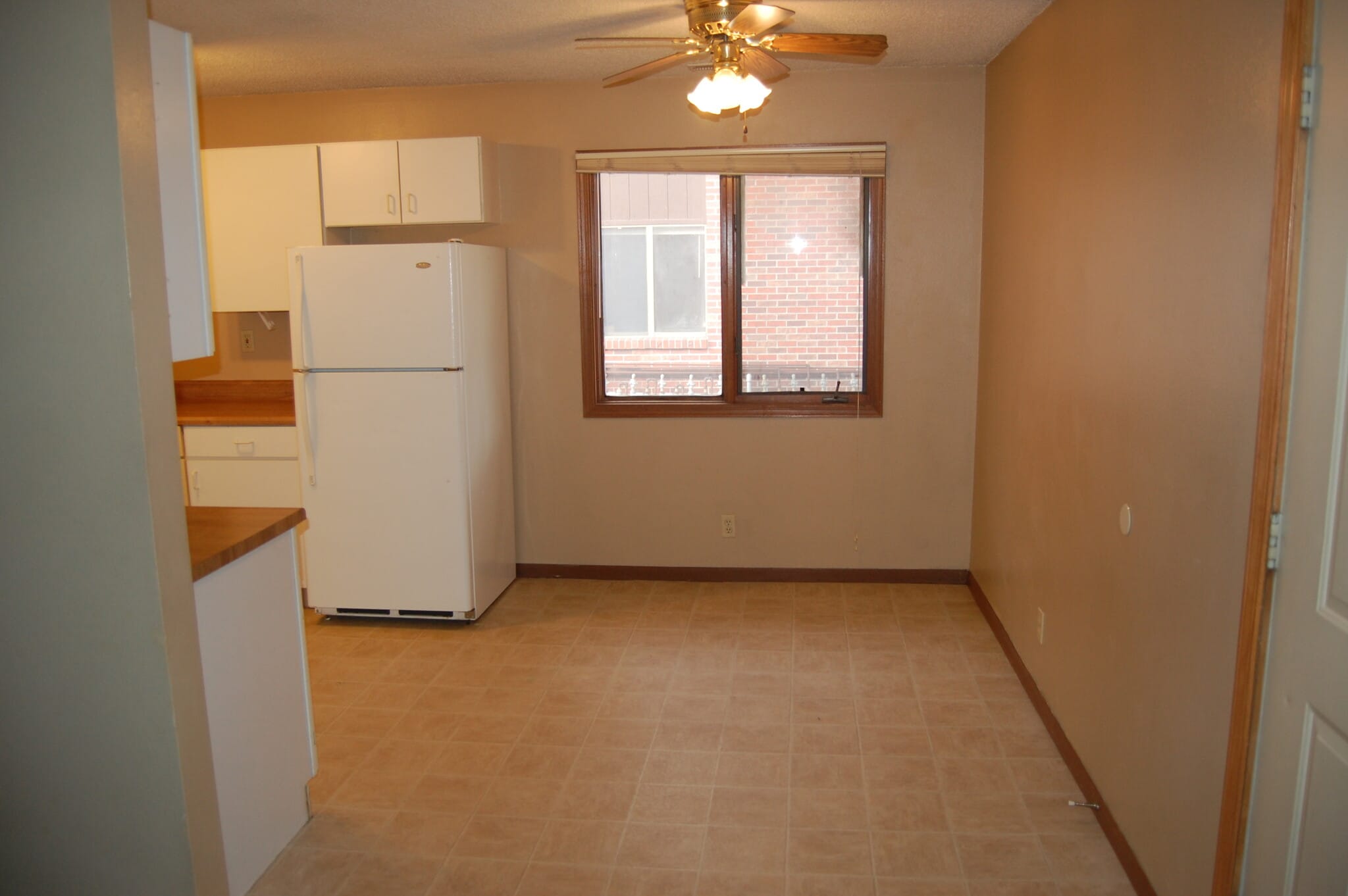 Kitchen/Dinning - 4945 Walker Ave