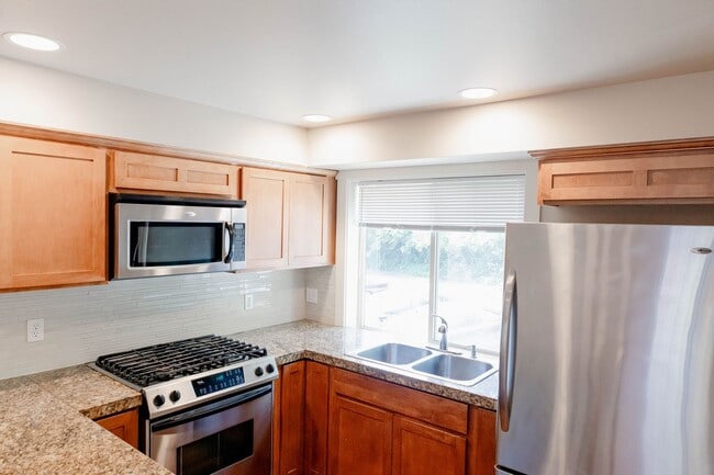 Building Photo - Townhouse Move-In Special – Half Month Free! Beautiful townhouse 3 beds 2.5 baths and garage.