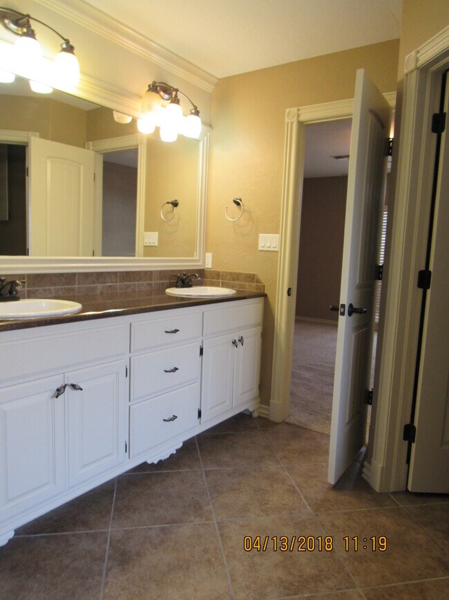 Building Photo - Fantastic home located in Eastlake