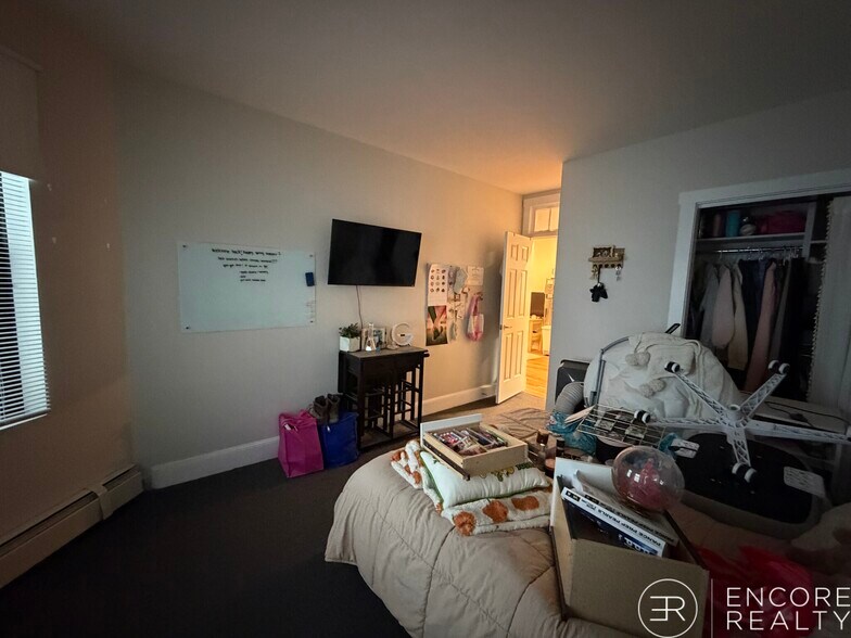 Building Photo - 822 Beacon St