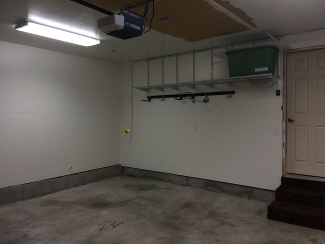 Building Photo - PENDING APPLICATIONS! Single Family Home i...