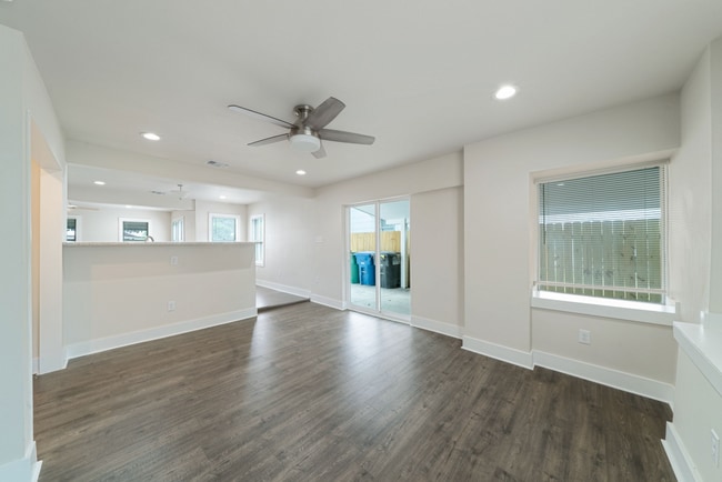 Building Photo - 1627 W Mariposa Dr