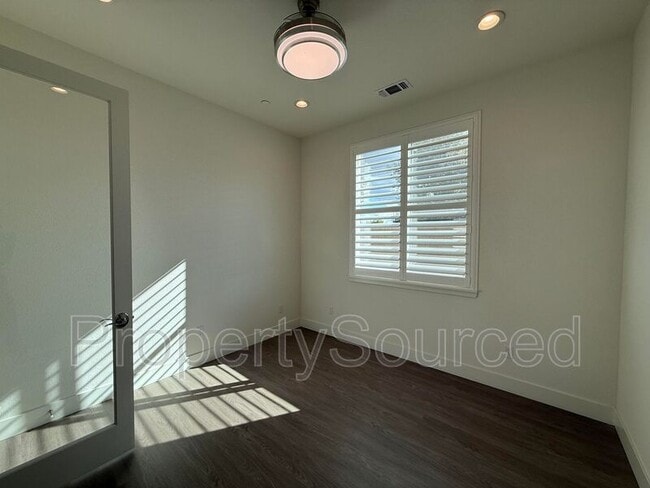 Building Photo - 1136 Crescent Ave