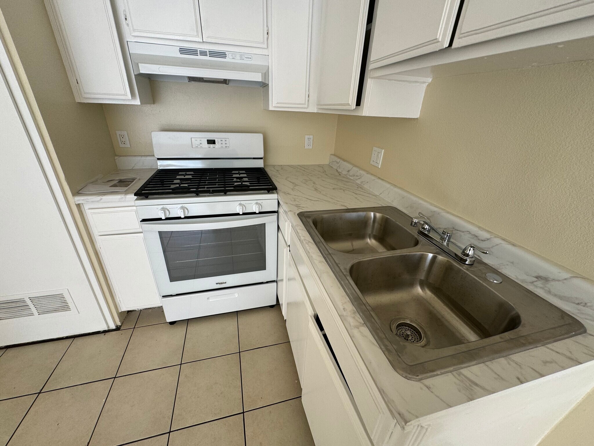 Building Photo - 13750 Vanowen St