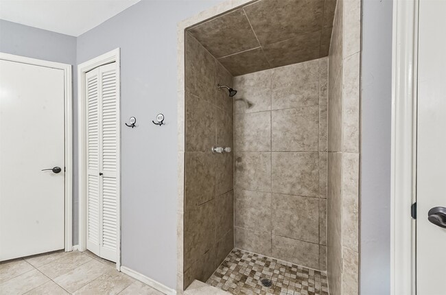Building Photo - 5347 Lincoln Green Dr