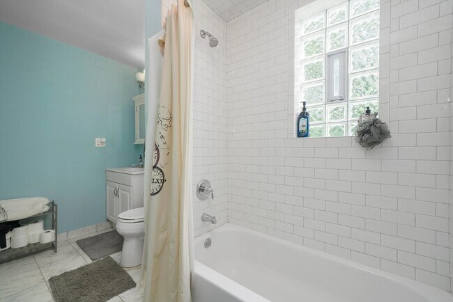 Building Photo - 1527 N Claremont Ave