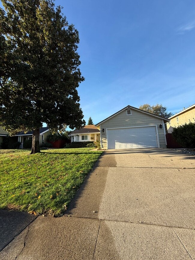 Building Photo - Charming 2-bedroom, 2-bathroom home locate...