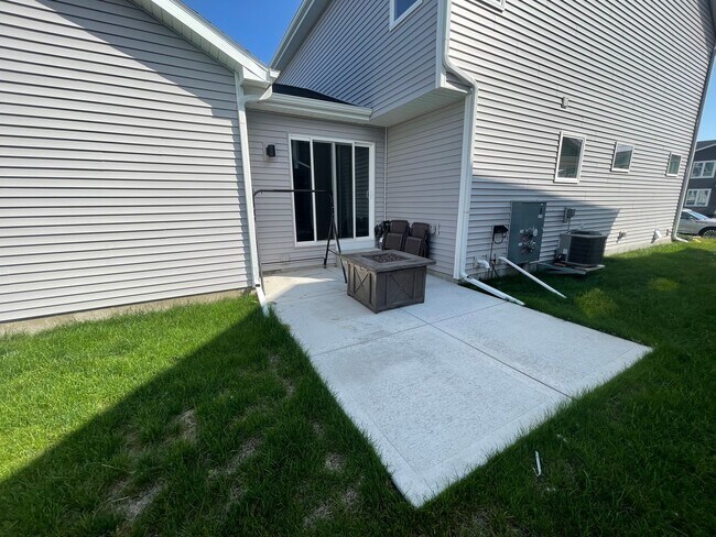 Building Photo - Newly built 2 bed / 2.5 bath townhouse in ...
