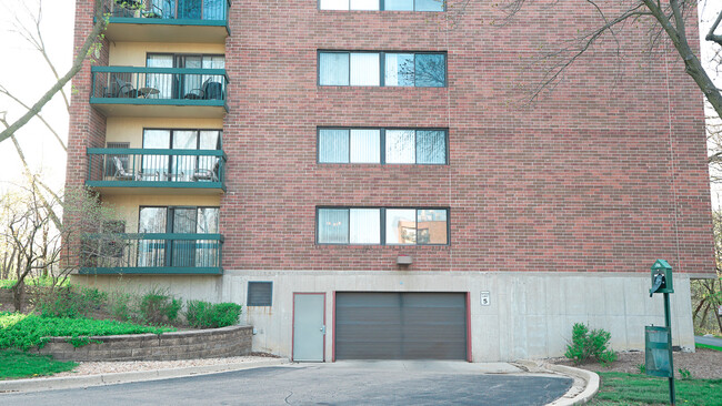 Building Photo - 1840 Huntington Blvd