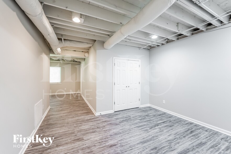 Building Photo - 3030 Weatherford Dr