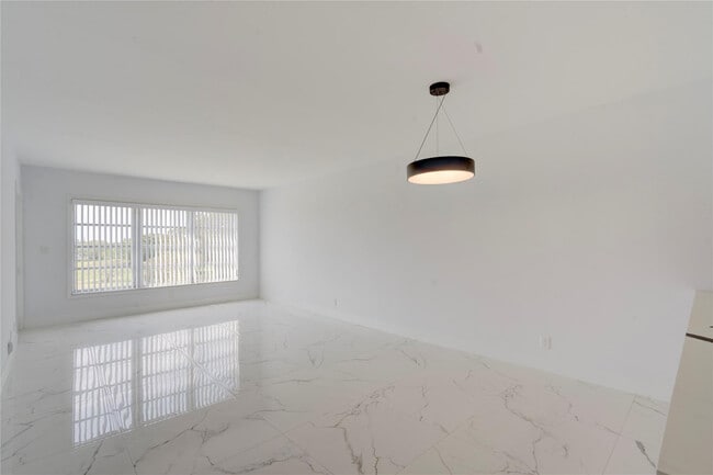 Building Photo - 3050 N Palm Aire Dr