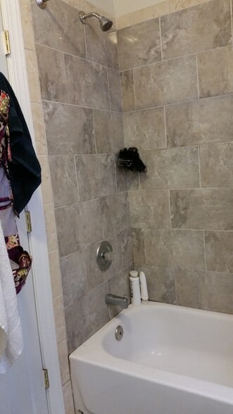 bath room - 4228 Spruce St