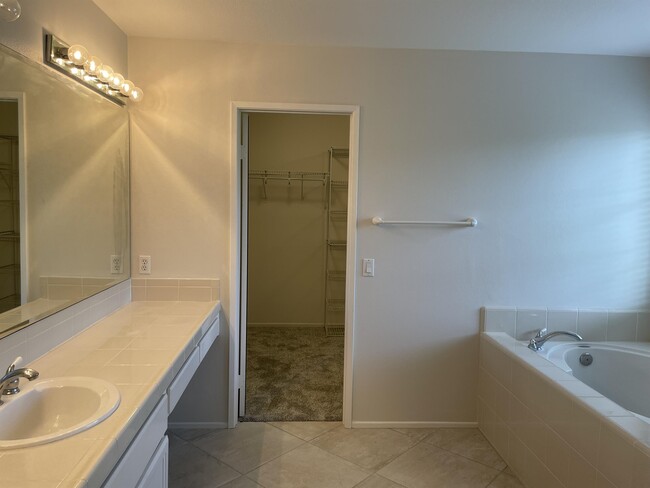 Building Photo - 1167 Innisfree Ct