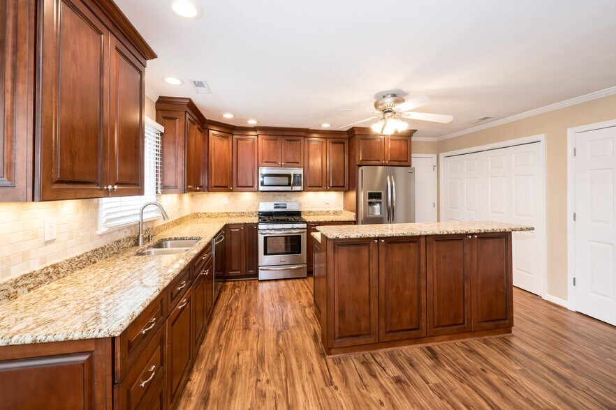 Building Photo - 4501 Van Dyck Dr