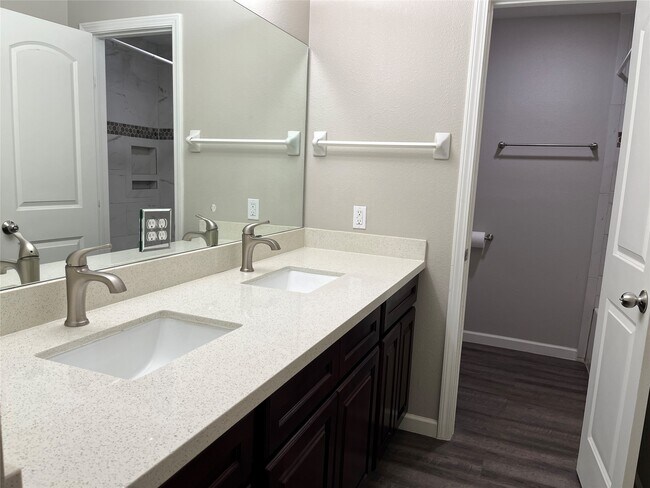 Building Photo - 304 S Shadowbend Dr