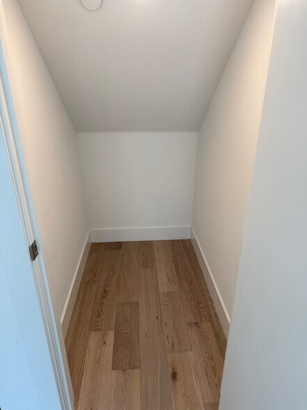 Building Photo - 242 Avant Pl